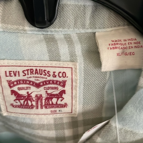 Levi's Women's Dylan Relaxed Western (pit to pit 28”) (length 31”) - Picture 8 of 9